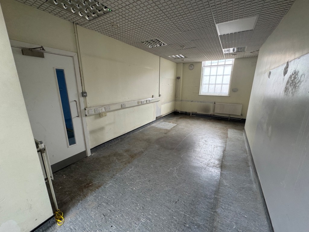 Lot: 42 - FREEHOLD PREMISES IN CENTRAL LOCATION WITH PARKING - Ground floor - side office